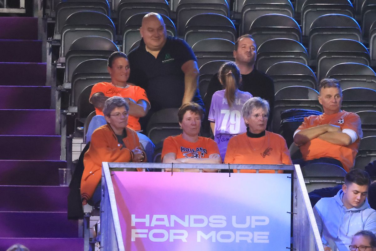 Cum a apărut Van der Vaart, venit direct de la București, în fieful marii rivale din Rotterdam » A asistat la un recital al Olandei, cu partenera Polman pe parchet