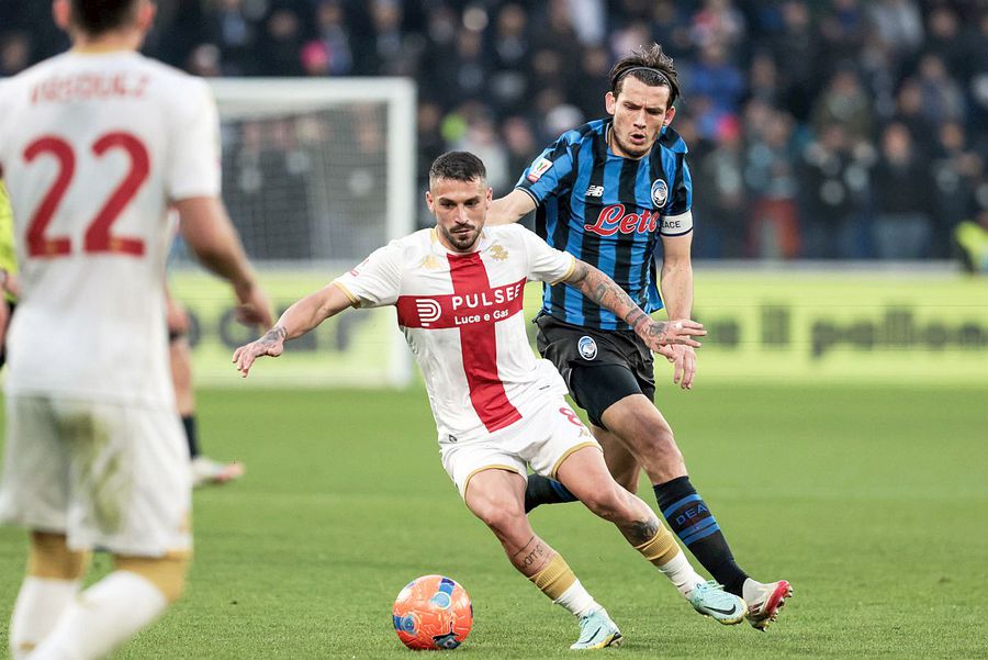 Nicolae Stanciu, în acțiune în Atalanta - Genoa // foto: Imago Images Cum își amintesc italienii de Gică Hagi și de Răducioiu » „Cenușăreasa cu călcâie tari ca marmura și fața acră a unui fermier mutat la oraș” + „Când intra în careu, i se stingea becul!”