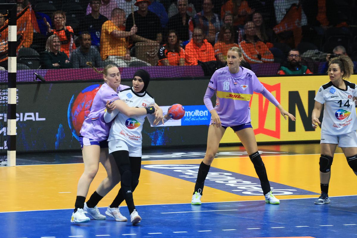 Cum a apărut Van der Vaart, venit direct de la București, în fieful marii rivale din Rotterdam » A asistat la un recital al Olandei, cu partenera Polman pe parchet