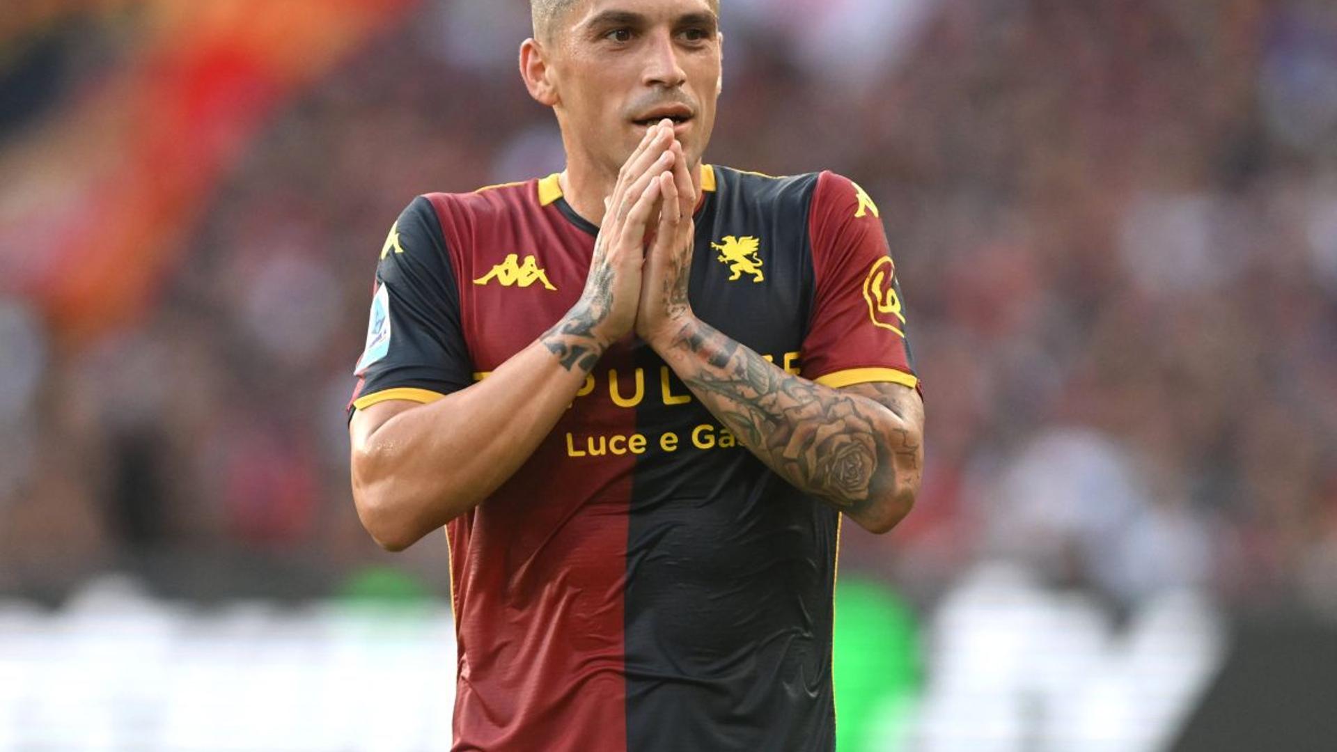 Nicolae Stanciu în tricoul Genoa pe teren, în timpul unui meci, ilustrând situația contractului și transferul la Rapid imposibil în vară. | sursa foto: Gazeta Sporturilor