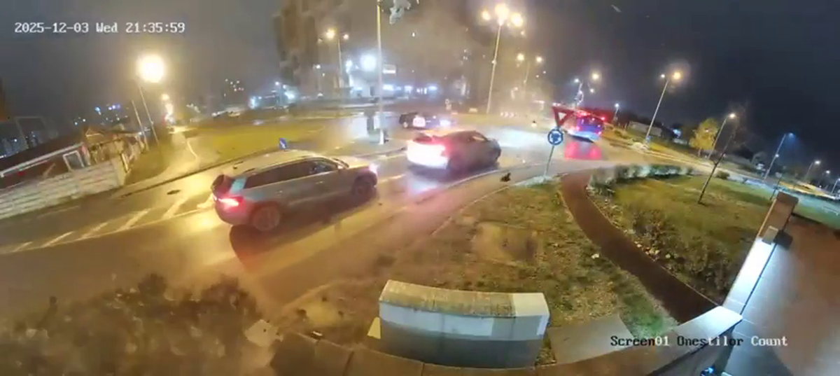 Filmarea cu accidentul care a șocat România: zboară peste două mașini în intersecție!