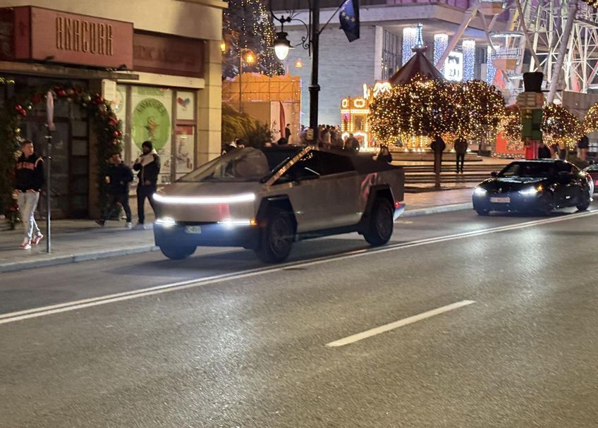 Ironii după ce Tesla Cybertruck a fost văzut la Craiova // foto: Reedit.