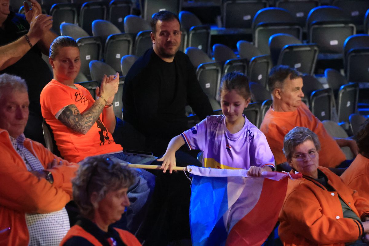 Cum a apărut Van der Vaart, venit direct de la București, în fieful marii rivale din Rotterdam » A asistat la un recital al Olandei, cu partenera Polman pe parchet