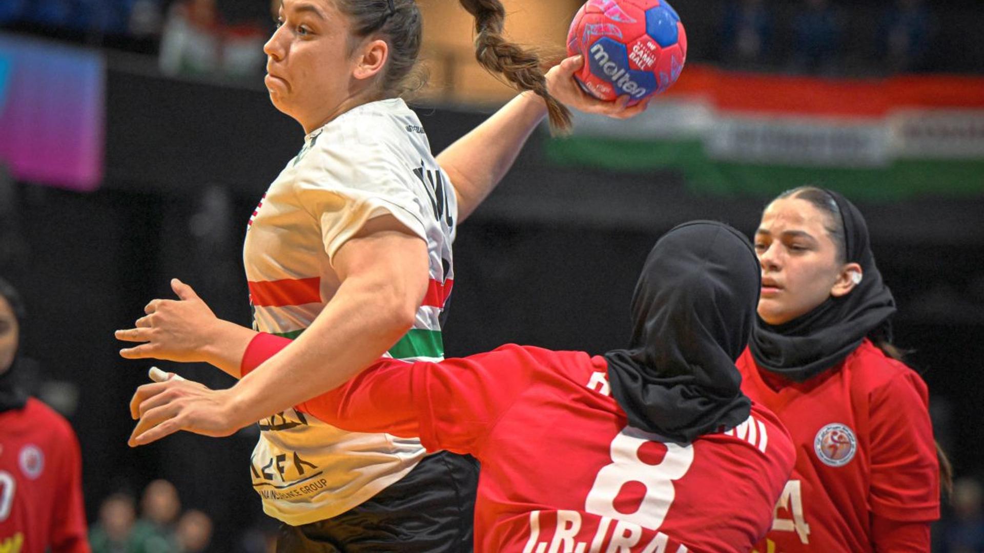 Petra Vámos marcând gol decisiv în meciul Ungaria România handbal pentru calificarea în sferturi de finală la 25 de ani. | sursa foto: Gazeta Sporturilor