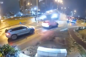 Filmarea cu accidentul care a șocat România: zboară peste două mașini în intersecție!