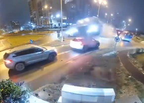 Filmarea cu accidentul care a șocat România: zboară peste două mașini în intersecție!