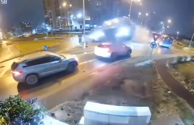 Filmarea cu accidentul care a șocat România: zboară peste două mașini în intersecție!