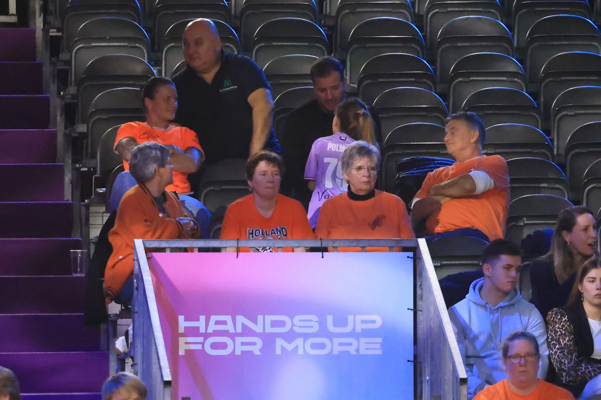 Cum a apărut Van der Vaart, venit direct de la București, în fieful marii rivale din Rotterdam » A asistat la un recital al Olandei, cu partenera Polman pe parchet