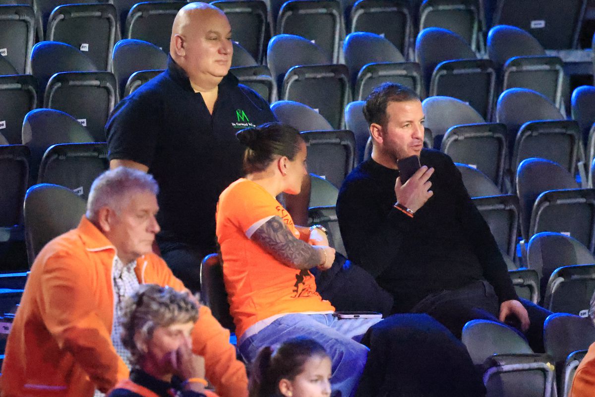 Cum a apărut Van der Vaart, venit direct de la București, în fieful marii rivale din Rotterdam » A asistat la un recital al Olandei, cu partenera Polman pe parchet