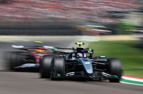 Lewis Hamilton, urmărindu-l pe Kimi Antonelli // foto: Guliver/gettyimages