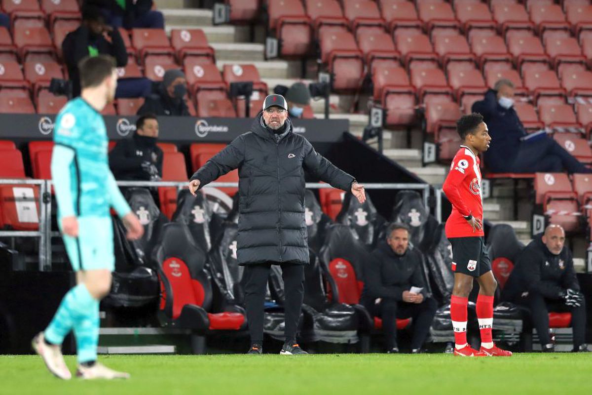 Imaginea serii în sport: Hasenhuttl, în genunchi lângă Klopp, plângând după victoria cu Liverpool! Southampton a stabilit un record în Premier League