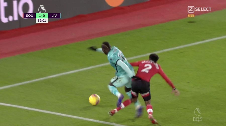 Intervenția lui Walker-Peters asupra lui Mané Intervenția lui Walker-Peters asupra lui Mané