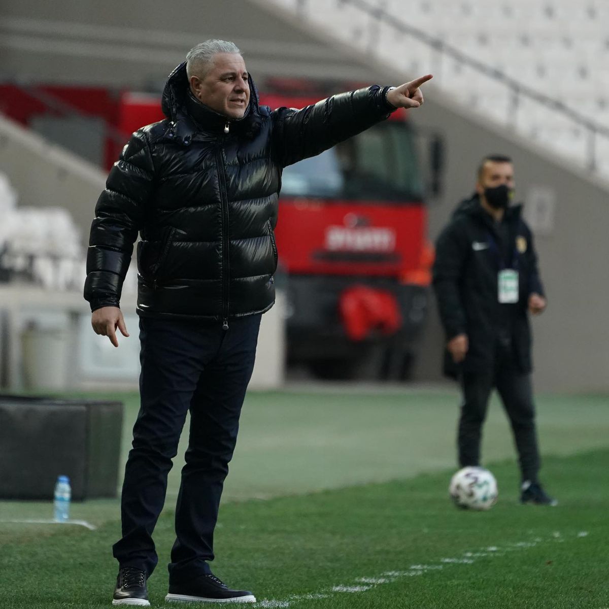 Șumudică a încheiat brusc un interviu: „Mă sună din Arabia Saudită acum, nu te mai aud!” :)