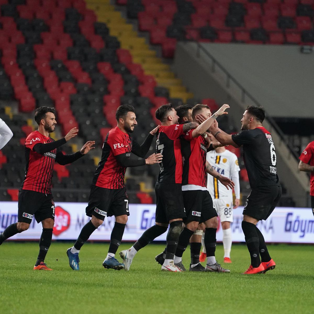 Șumudică, regretat de oficialul de la FCSB cu care s-a certat: „Primesc mesaje vocale de la el. Ar fi făcut performanță cu echipa”