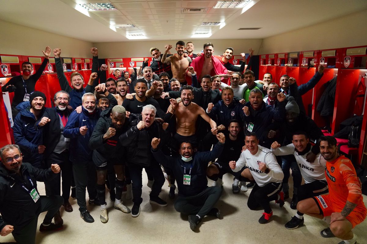 Șumudică a încheiat brusc un interviu: „Mă sună din Arabia Saudită acum, nu te mai aud!” :)