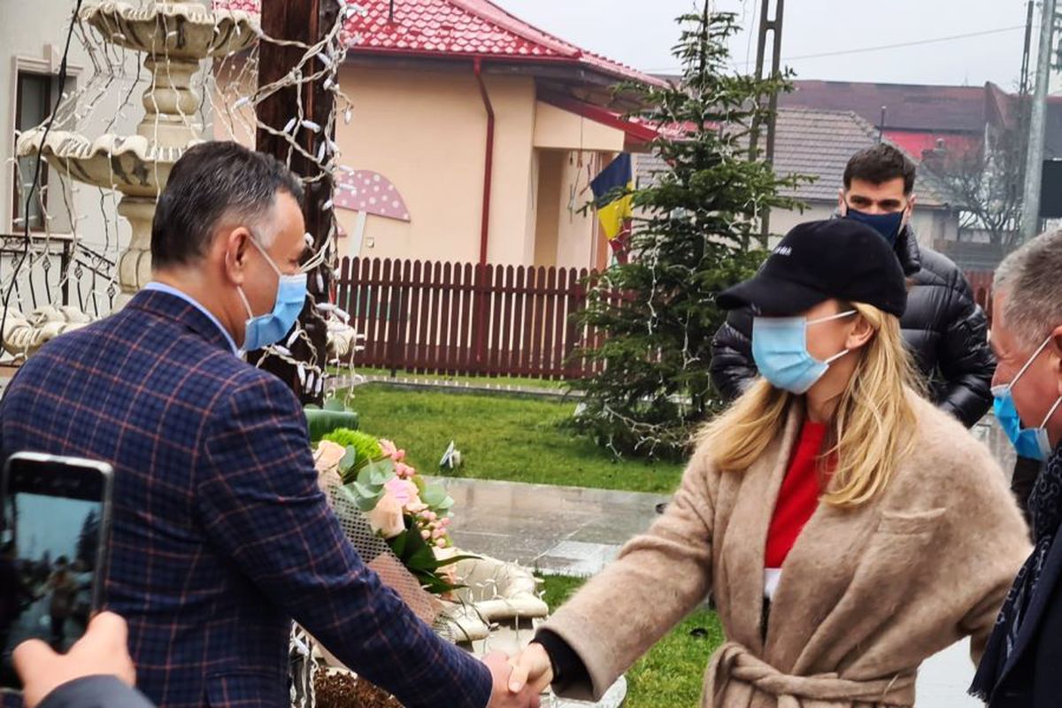 FOTO Simona Halep s-a relaxat la munte, cu o lună înainte de Australian Open » A fost primită cu pâine și sare + ce cadou inedit i s-a pregătit