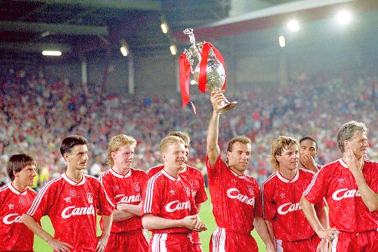 Ronny Rosenthal, pe Anfield, prezentându-le fanilor un trofeu / Sursă foto: Imago Images