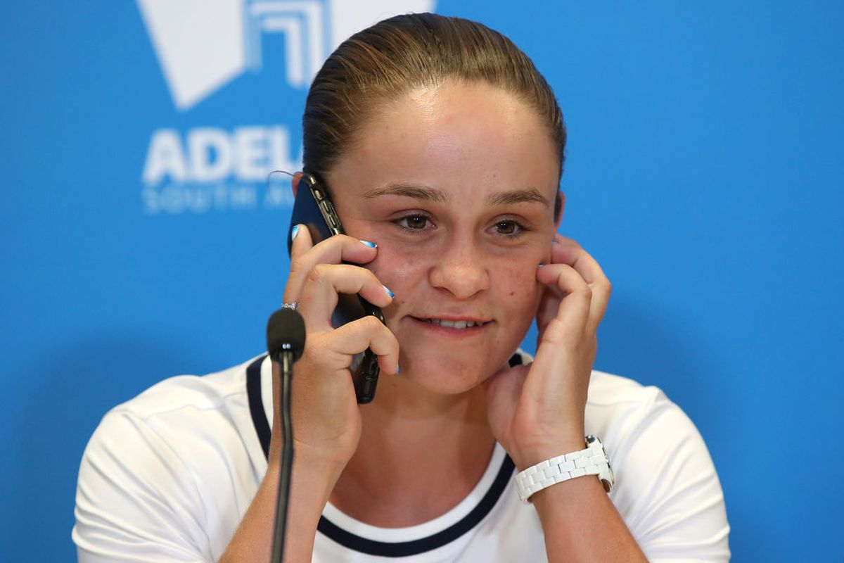 Dezvăluiri tari în cartea lui Barty » Halep i-a dat primul mesaj după titlul de la Wimbledon: „Am știut cu cine am de-a face!” + cu ce jucătoare de top avea „o relație complicată”