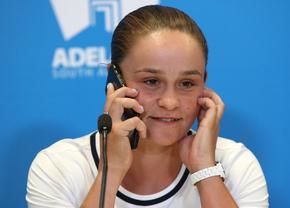 Dezvăluiri tari în cartea lui Barty » Halep i-a dat primul mesaj după titlul de la Wimbledon: „Am știut cu cine am de-a face!” + cu ce jucătoare de top avea „o relație complicată”