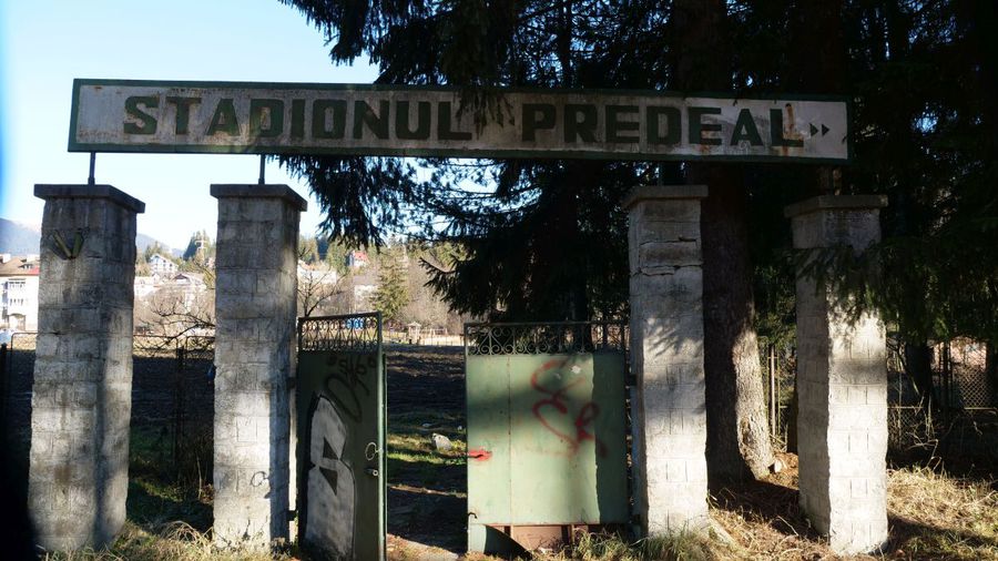 La célèbre entrée de l'ancien stade de Predeal / PHOTO : Iosif Popescu La boue disparaît, une nouvelle base apparaît ! Le stade a été démoli, CNI va investir plus de deux millions d'euros