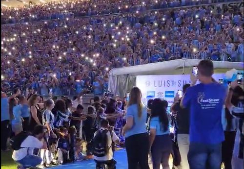 Atacantul uruguayan Luis Suarez (35 de ani) a fost prezentat la Gremio în fața a peste 40.000 de spectatori.