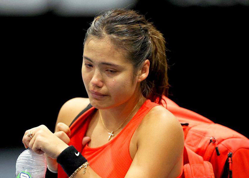 Emma Răducanu plângând în timp ce se retrage de la Auckland, foto: Guliver/gettyimages