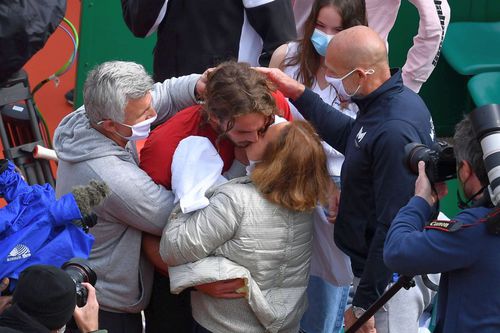 Stefanos Tsitsipas sărutându-și mama după victoria de la Monte Carlo din 2021 // FOTO Imago Images