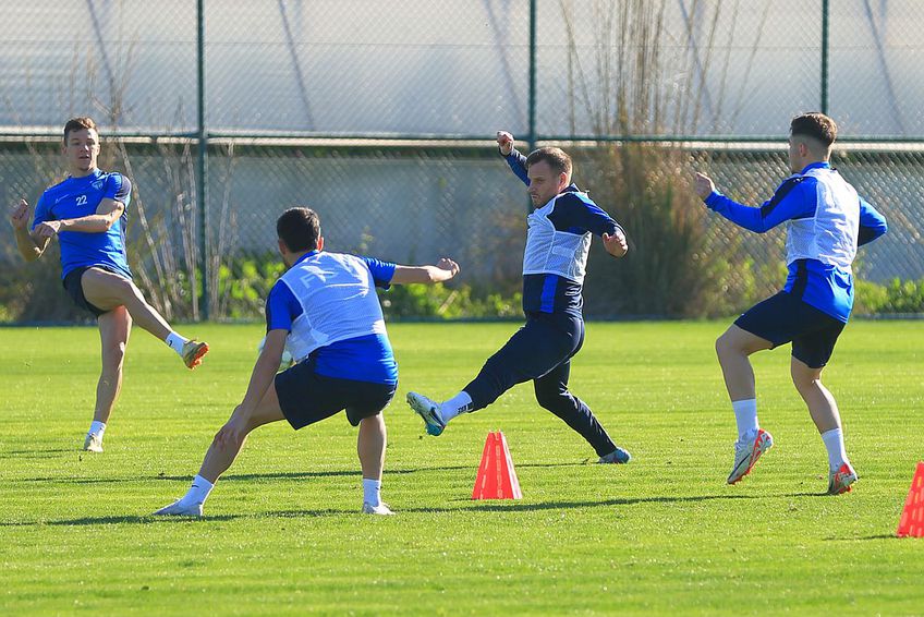 Florin Cernat se pregătește cot la cot cu fotbaliști mai tineri cu 20 de ani. Foto: Ionuț Iordache (GSP)