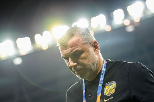 Antrenorul Cosmin Olăroiu (54 de ani) va continua pe banca celor de la Al Sharjah. foto: Imago Images