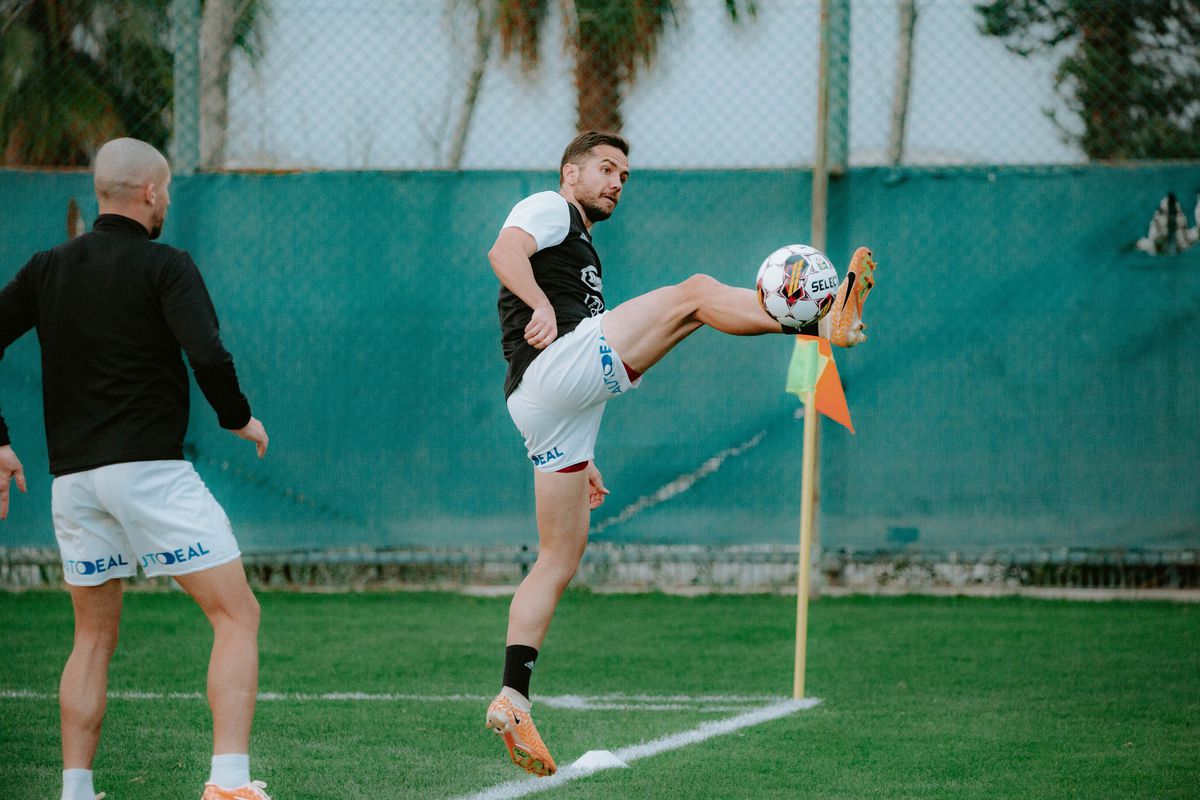 „A fost un șoc pentru noi!” » Jucătorii lui U Cluj, despre evenimentul recent care i-a bulversat. Primele imagini din cantonament