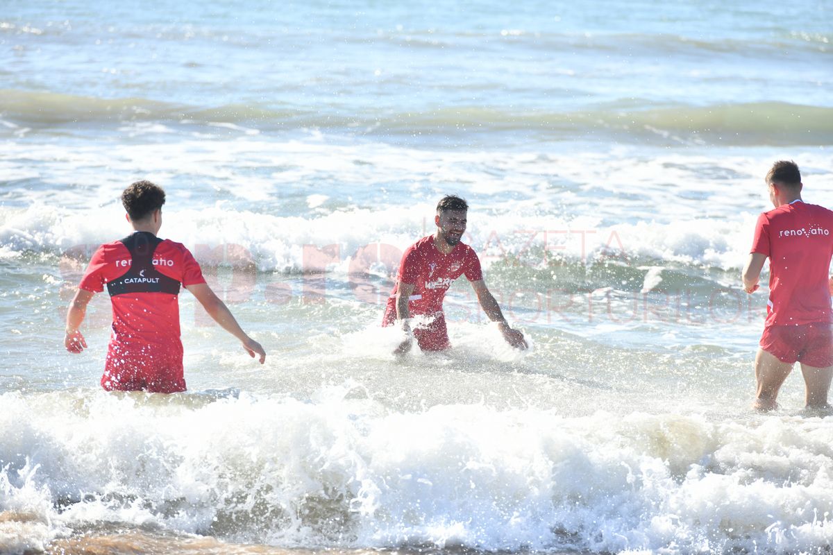 Dinamo a primit întăriri » Jucătorul a ajuns în cantonamentul din Turcia și a fost prezentat oficial