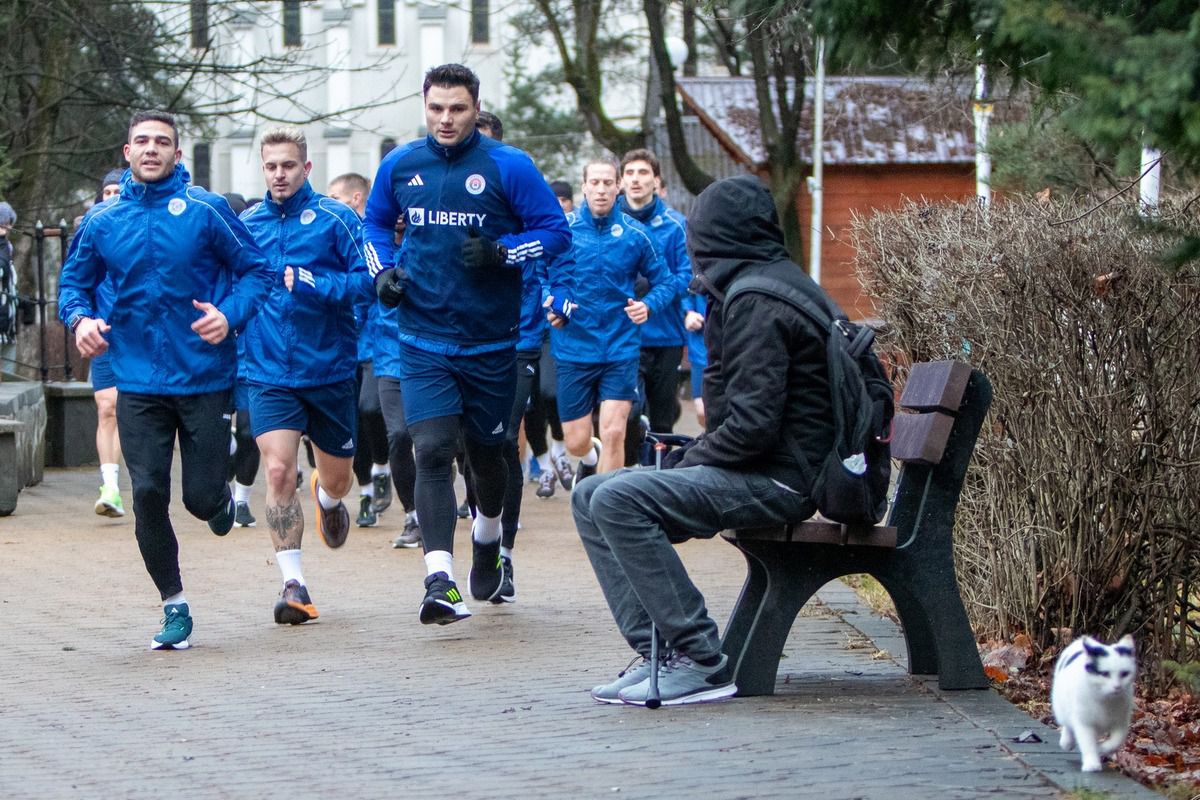 Dorinel Munteanu a rămas „old school” » Oțelul Galați, antrenamente la munte printre localnici și turiști