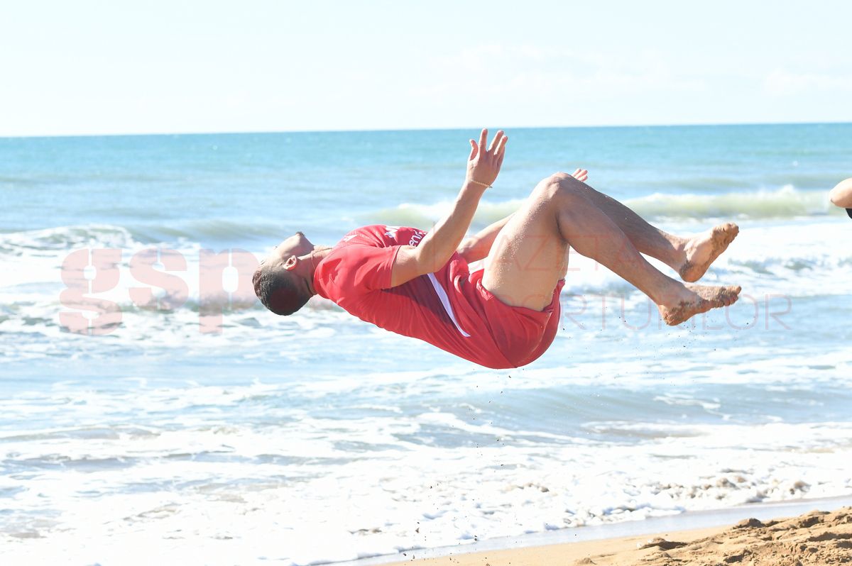 Dinamo a primit întăriri » Jucătorul a ajuns în cantonamentul din Turcia și a fost prezentat oficial