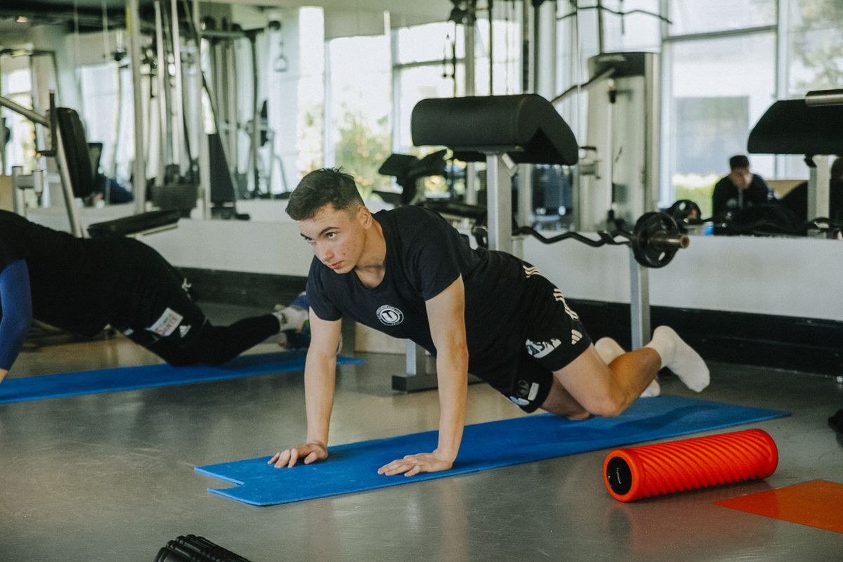 „A fost un șoc pentru noi!” » Jucătorii lui U Cluj, despre evenimentul recent care i-a bulversat. Primele imagini din cantonament