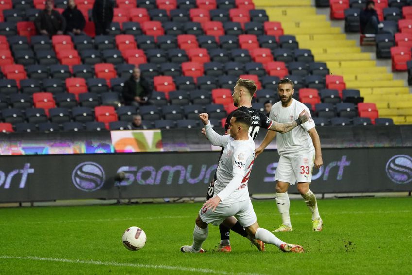 Gaziantep, formația antrenată de Marius Șumudică, a remizat cu penultima clasată Pendikspor, scor 2-2, în runda cu numărul 19 a primei ligi din Turcia.