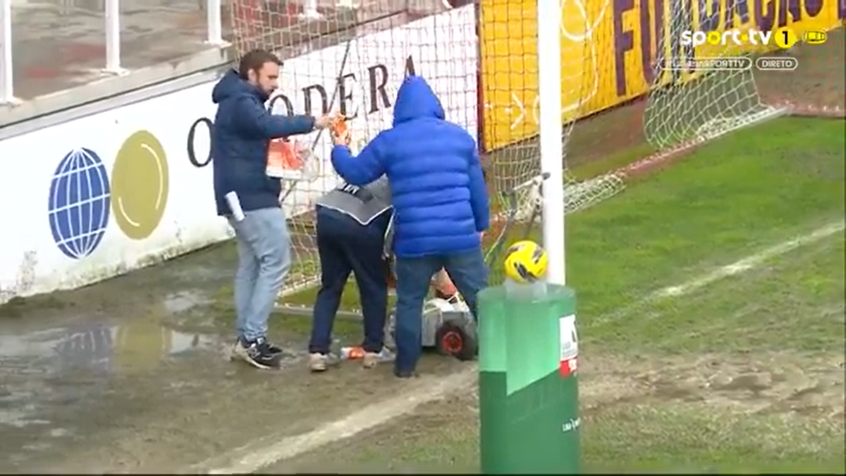 Se întâmplă în fotbalul important din Europa » Au trasat cu lapte liniile terenului