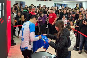 Dincolo de rivalitate » Imagini superbe surprinse de GSP la Brașov: Cristina Neagu a stat zeci de minute la autografe