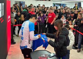 Dincolo de rivalitate » Imagini superbe surprinse la Brașov: Cristina Neagu a stat zeci de minute la autografe