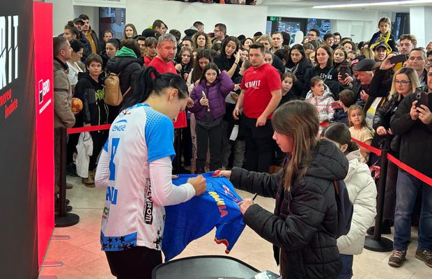 Dincolo de rivalitate » Imagini superbe surprinse la Brașov: Cristina Neagu a stat zeci de minute la autografe