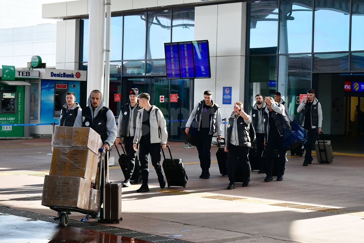 „Ia uite ce scrie aici!” » 6 detalii de la sosirea FCSB în Antalya: autocar venit pentru Steaua București + Lui Chiricheș nu i-au căzut „gradele”
