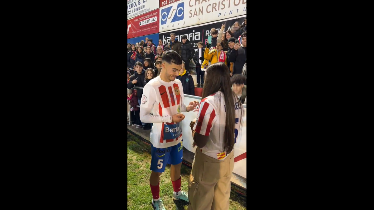 Imagini emoționante după meciul Barcelonei » Fotbalistul și-a cerut iubita în căsătorie pe teren