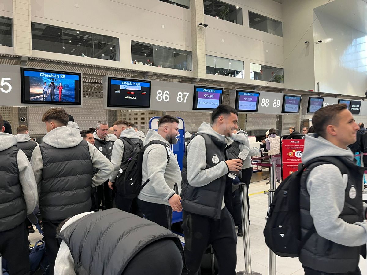 Unii cu leul, alții cu tigrul » Detalii inedite la plecarea FCSB în Antalya: două fețe noi în lot și 5 absenți + Ce versuri și-a scris Adi Șut pe valiză