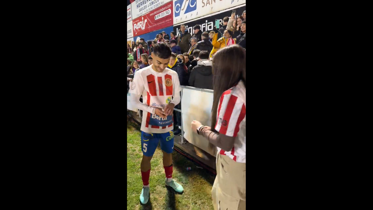 Imagini emoționante după meciul Barcelonei » Fotbalistul și-a cerut iubita în căsătorie pe teren