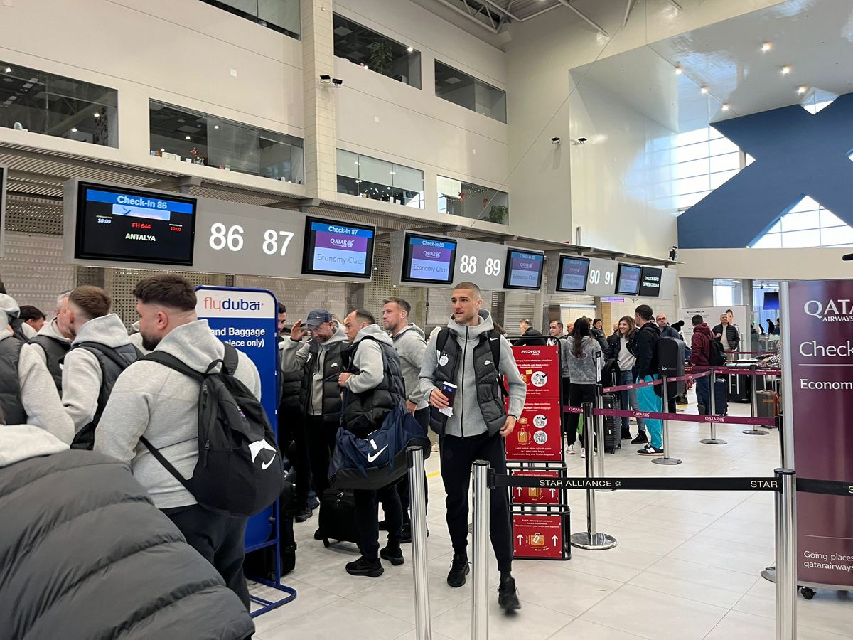 Unii cu leul, alții cu tigrul » Detalii inedite la plecarea FCSB în Antalya: două fețe noi în lot și 5 absenți + Ce versuri și-a scris Adi Șut pe valiză