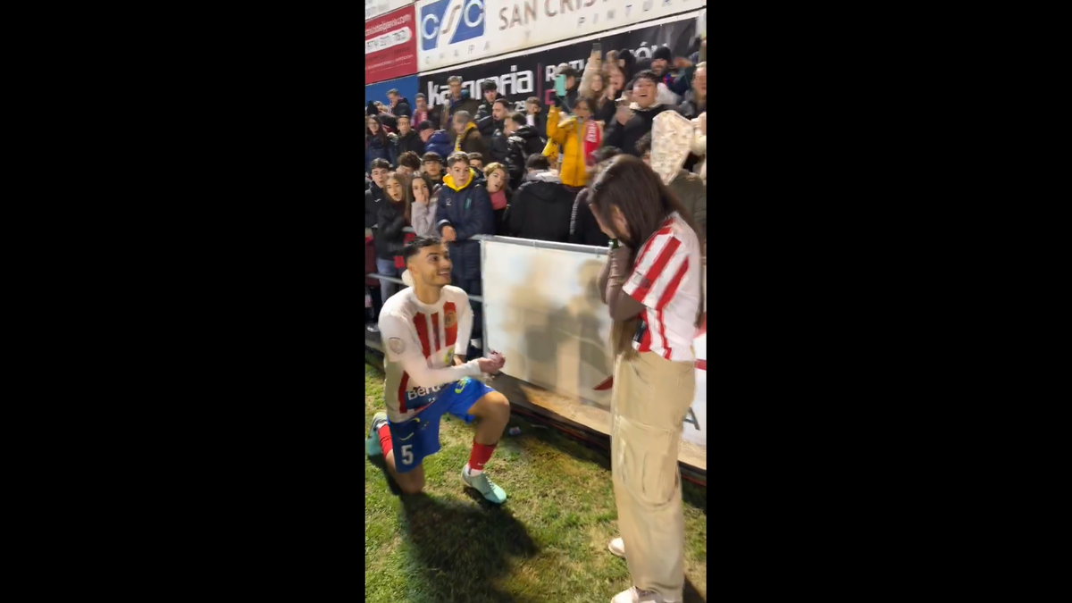 Imagini emoționante după meciul Barcelonei » Fotbalistul și-a cerut iubita în căsătorie pe teren