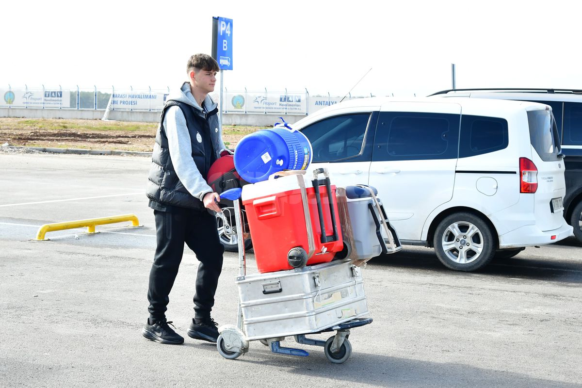 „Ia uite ce scrie aici!” » 6 detalii de la sosirea FCSB în Antalya: autocar venit pentru Steaua București + Lui Chiricheș nu i-au căzut „gradele”