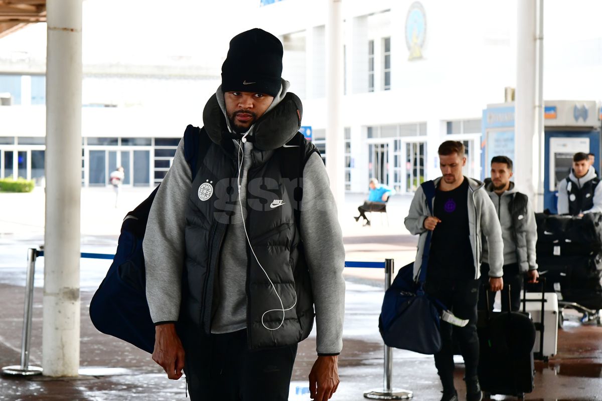 „Ia uite ce scrie aici!” » 6 detalii de la sosirea FCSB în Antalya: autocar venit pentru Steaua București + Lui Chiricheș nu i-au căzut „gradele”