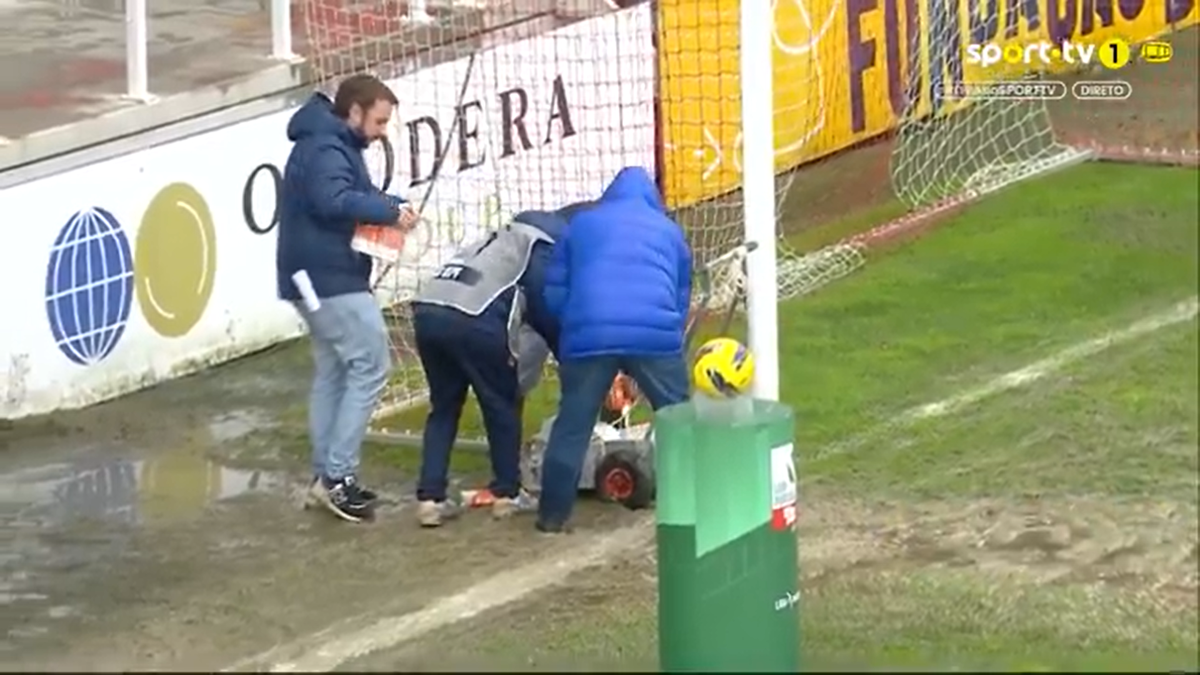 Se întâmplă în fotbalul important din Europa » Au trasat cu lapte liniile terenului