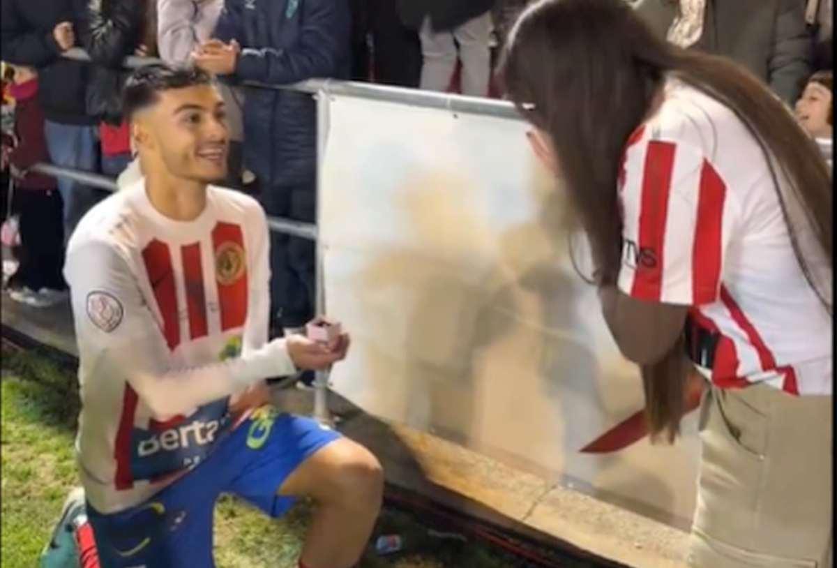 Imagini emoționante după meciul Barcelonei » Fotbalistul și-a cerut iubita în căsătorie pe teren