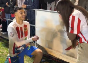 Imagini emoționante după meciul Barcelonei » Fotbalistul și-a cerut iubita în căsătorie pe teren